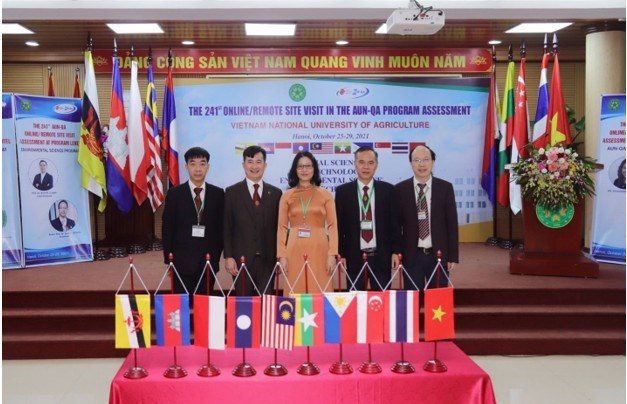 Giám đốc Học viện Nông nghiệp Việt Nam chúc mừng lãnh đạo khoa đã hoàn thành chương trình đánh giá AUN-QA